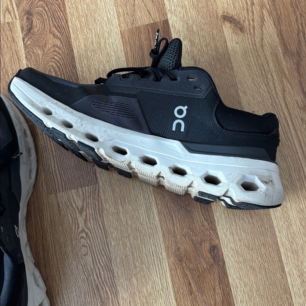 On Running women’s size 11 men’s size 9.5 - Picture 2 of 5